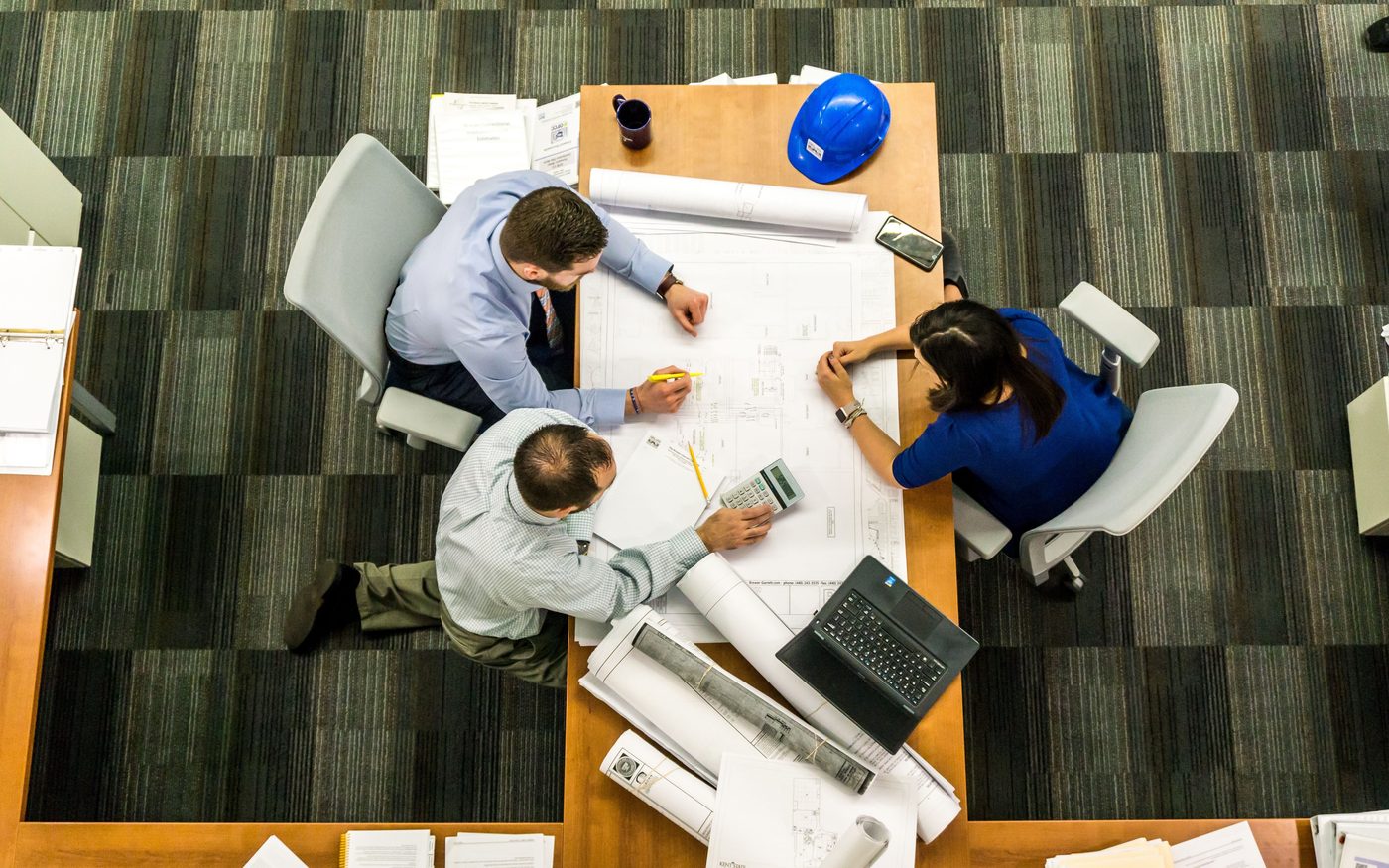 Equipo de ingeniería de Mecaenvas trabajando sobre planos