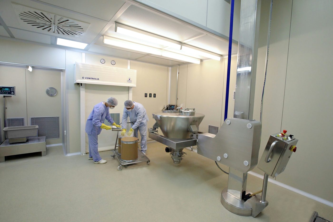Llenado de cápsulas en sala farmacéutica