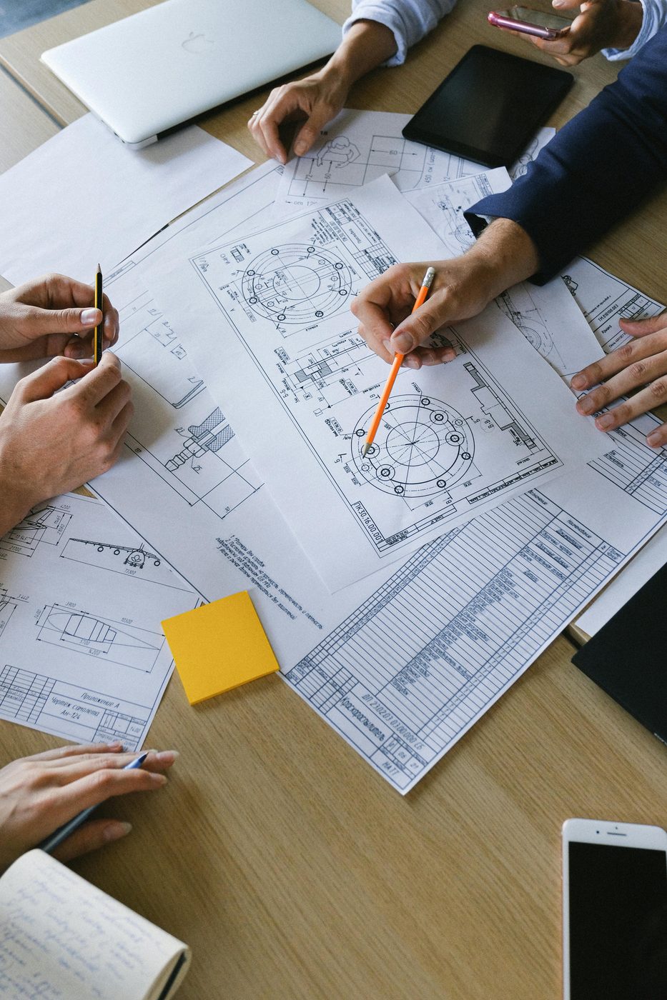 Equipo de ingeniería revisando planos y P&ID